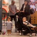 Michel Teló e Thais Fersoza chegam com os filhos a shopping do Rio de Janeiro