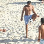 Marcello Melo Jr joga futevôlei na praia de Ipanema