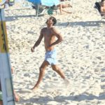 Marcello Melo Jr joga futevôlei na praia de Ipanema