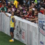 Neymar tira foto com fãs no 'Neymar Jr Five's'