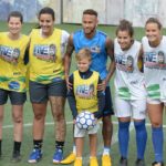 Neymar posa com o filho no 'Neymar Jr Five's'