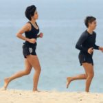 Nanda Costa e Lan Lahn correndo na praia de Ipanema