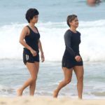 Nanda Costa e Lan Lahn correndo na praia de Ipanema