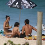 Danni Suzuki em praia do Rio de Janeiro com a família