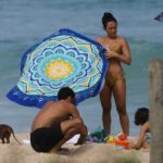Danni Suzuki em praia do Rio de Janeiro com a família