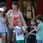 Luana Piovani sai de restaurante com filho e amigos