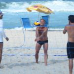 Marcello Novaes joga vôlei na praia da Barra da Tijuca