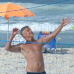 Marcello Novaes joga vôlei na praia da Barra da Tijuca