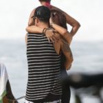 Paulo Vilhena abraçado com a namorada em praia do Rio de Janeiro