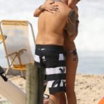 Paulo Vilhena abraçado com a namorada em praia do Rio de Janeiro