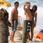 Paulo Vilhena com namorada e amigo na Praia da Macumba
