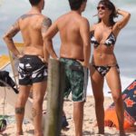 Paulo Vilhena com namorada e amigo na Praia da Macumba