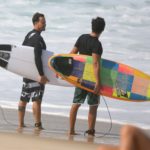 Paulo Vilhena a surfar com amigo em praia do Rio de Janeiro