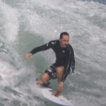 Paulo Vilhena surfando em praia do Rio de Janeiro