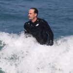 Paulo Vilhena surfando em praia do Rio de Janeiro