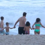 Cássio Reis com a família na praia de São Conrado