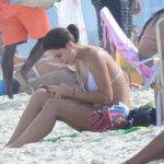 Giovanna Lancellotti se refresca na praia da Barra da Tijuca
