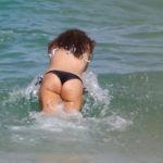 Giovanna Lancellotti se refresca na praia da Barra da Tijuca