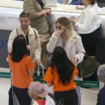 Bruno Gagliaso e Giovanna Ewbank tiram foto com fãs em aeroporto