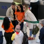 Bruno Gagliaso e Giovanna Ewbank tiram foto com fãs em aeroporto
