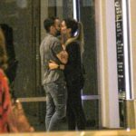 Kelly Key e Mico Freitas se beijam em shopping do Rio de Janeiro
