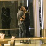 Kelly Key e Mico Freitas se beijam em shopping do Rio de Janeiro