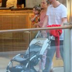 Pedro Neschling e Vitória Frate passeiam em shopping com a filha