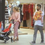 Pedro Neschling e Vitória Frate passeiam em shopping com a filha