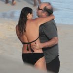 Otávio Muller com a esposa na praia de Ipanema