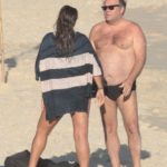 Otávio Muller com a esposa na praia de Ipanema
