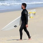 Arthur Aguiar surfa em praia do Rio de Janeiro