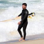 Arthur Aguiar surfa em praia do Rio de Janeiro