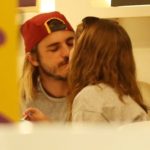 Isabella Santoni troca beijos com o namorado em sorveteria da Gávea