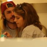 Isabella Santoni troca beijos com o namorado em sorveteria da Gávea