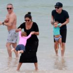 Michel Teló e Thais Fersoza com os filhos em praia do Rio de Janeiro