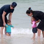 Michel Teló e Thais Fersoza com os filhos em praia do Rio de Janeiro