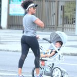 Sheron Menezzes passeia com o filho em Ipanema