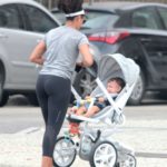 Sheron Menezzes passeia com o filho em Ipanema