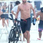Rodrigo Hilbert andando de bicicleta na praia do Leblon