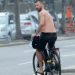 Rodrigo Hilbert andando de bicicleta na praia do Leblon