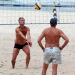 Marcello Novaes jogando vôlei na praia da Barra da Tijuca