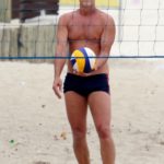 Marcello Novaes jogando vôlei na praia da Barra da Tijuca
