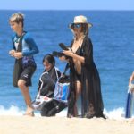 Fernanda Lima com os filhos gêmeos na praia de Ipanema