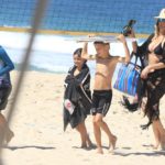 Fernanda Lima com os filhos gêmeos na praia de Ipanema