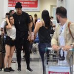Leo Santana é tietado por fãs em aeroporto
