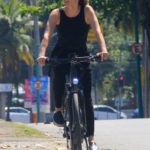 Fernanda Lima anda de bicicleta nas proximidades da Lagoa Rodrigo Freitas
