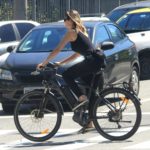 Fernanda Lima anda de bicicleta nas proximidades da Lagoa Rodrigo Freitas