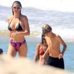 Fernanda Lima na praia de Ipanema com um dos filhos