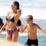 Fernanda Lima na praia de Ipanema com um dos filhos
