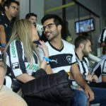 Anderson Tomazini com a namorada assistindo jogo do Botafogo